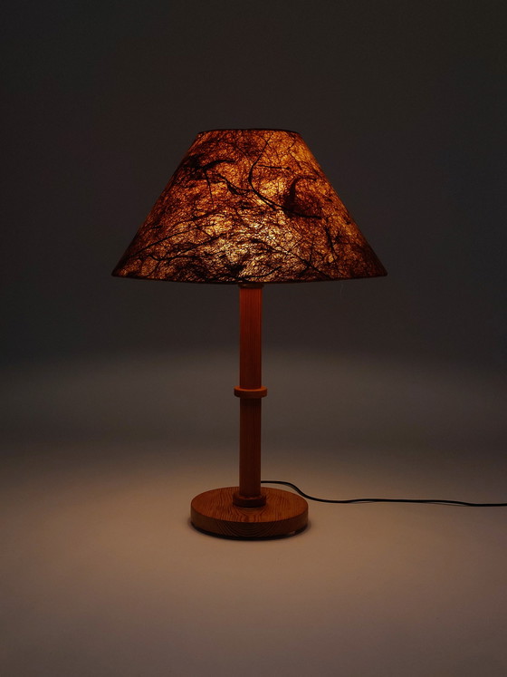 Image 1 of Lampada da tavolo o da terra vintage in legno di pino con paralume realizzato con foglie vere.