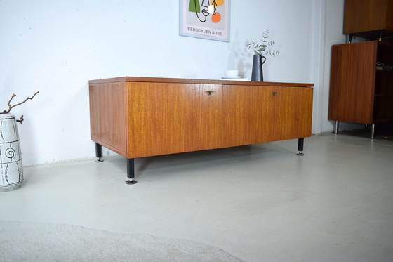 Image 1 of Buffet en teck des années 1960, commode basse vintage style milieu du siècle