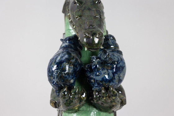 Image 1 of Valérie Courtet. Cocodrilo cargando hipopótamos. Contemporánea.