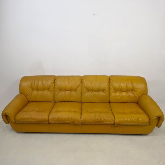 zona salotto di design italiano anni '70, era spaziale, brutalista, giallo ocra. – Sofà, Leather (photo 7 of 13)