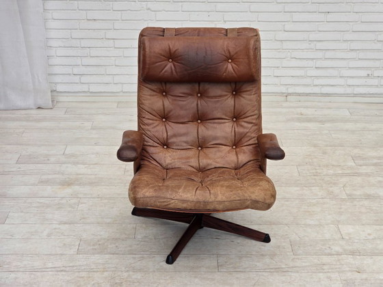 Image 1 of Anni '60, poltrona girevole scandinava, rivestimento in pelle marrone.
