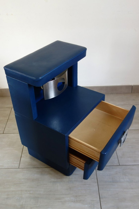 Exclusivo par de mesitas de noche de estilo futurista, fabricadas en piel sintética y aluminio cepillado, (photo 15 of 17)