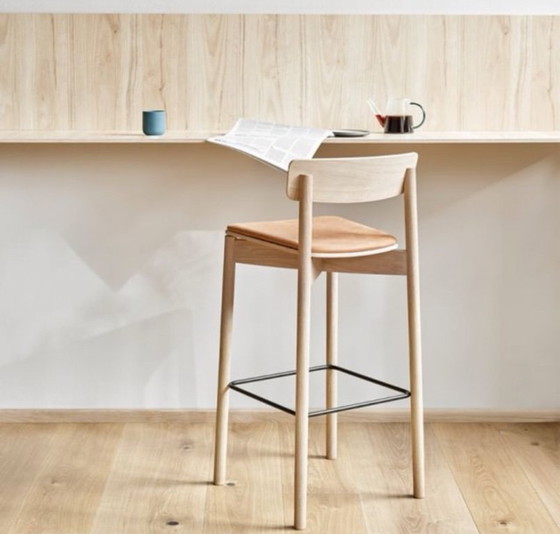 Image 1 of Chaise 2 Takt Cross Bar 75 cm en chêne et cuir