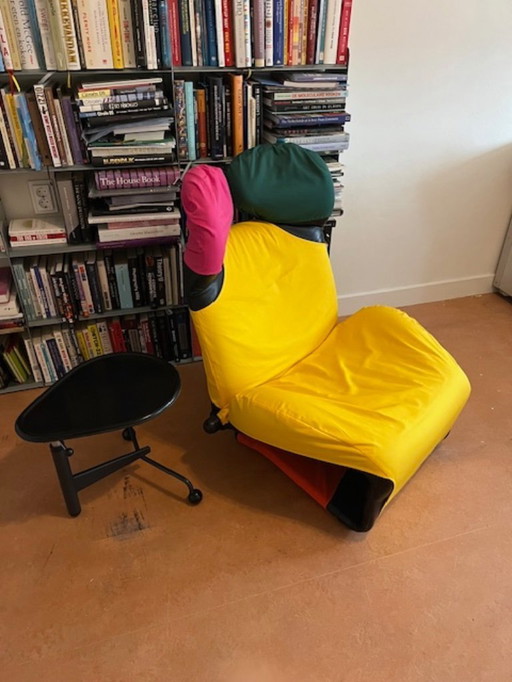 Fauteuil Wink de Toshiyuki Kita pour Cassina, avec table d'appoint « Kick »