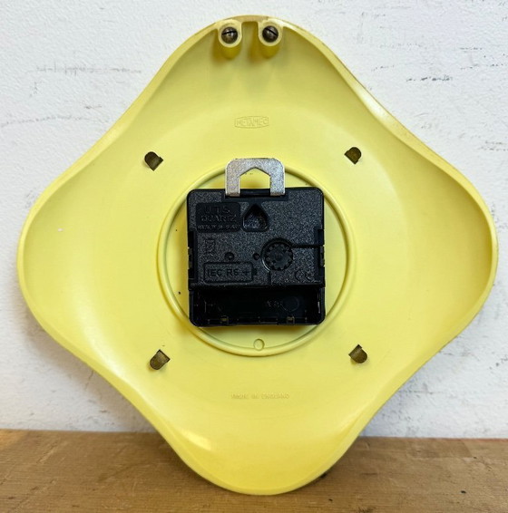 Image 1 of Vintage gele bakelieten wandklok van Metamec, jaren 70