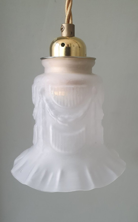Image 1 of Suspension en verre antique. Forme florale en verre dépoli.