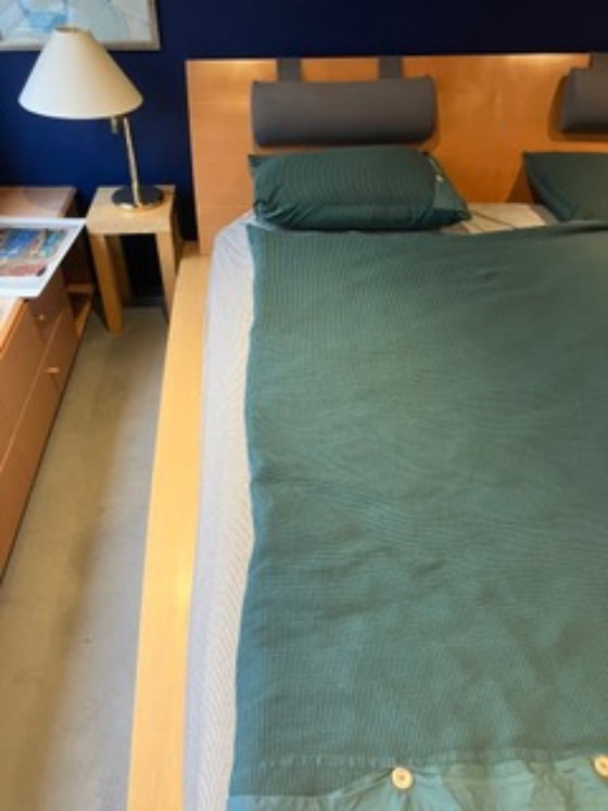Cama de matrimonio de madera con almohadas cilíndricas grises, Camas de matrimonio, Textil, Beige, Modern (foto 3 de 5)