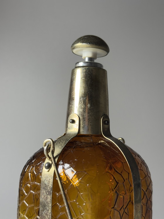 Image 1 of Bouteille carafe musicale vintage – Mécanisme musical à remontoir – Inspiration Steampunk et Art Déco – vers 1970