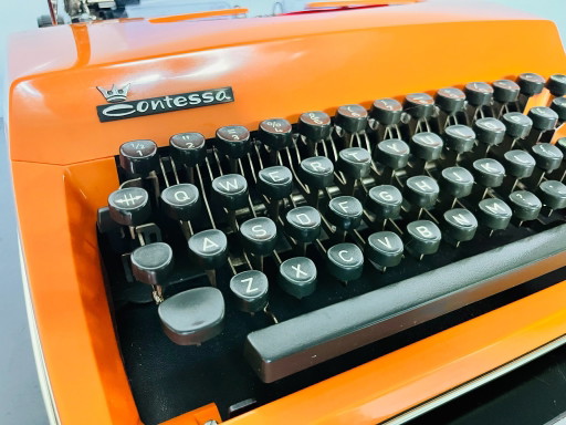 Typemachine oranje Adler Contessa de Luxe