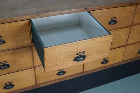 Image 1 of Grote vintage Nederlandse eiken winkelkast / dressoir, jaren 1950