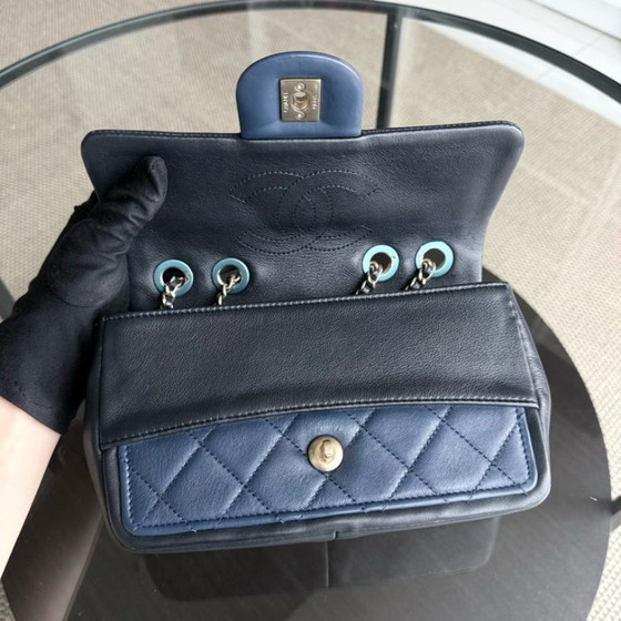 Image 1 of Borsa Chanel Seasonal Flap - 23 cm in pelle di agnello trapuntata bicolore bianco, nero e finiture dorate, serie 19