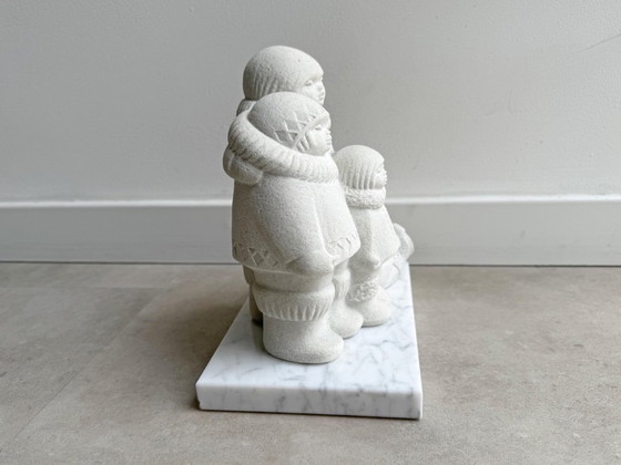 1x Statue einer Inuit-/Eskimo-Familie aus belgischem Sandstein von Marbell auf Marmorsockel – Bildhauerei (photo 6 of 9)