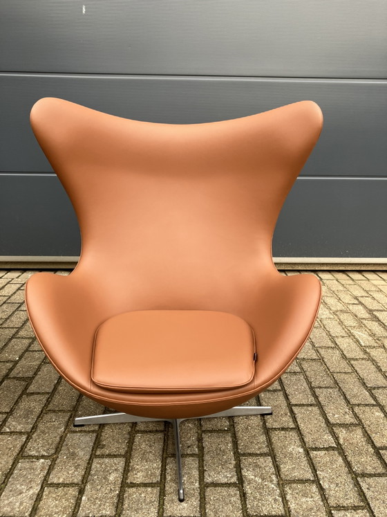 Image 1 of 2 sillas Egg de Fritz Hansen en piel color coñac, ¡en perfecto estado!