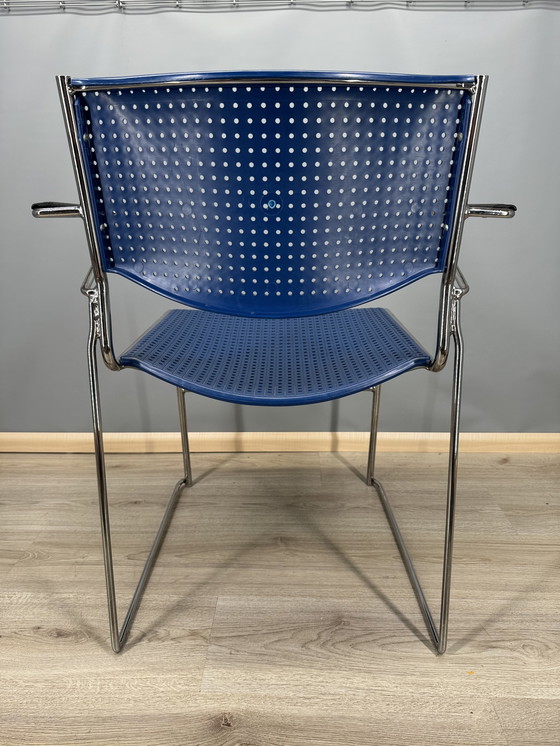 Image 1 of Silla de diseño azul con estructura cromada