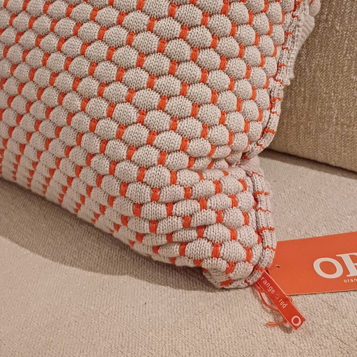 Coussin tricoté orange ou rouge par Marieke van Heck