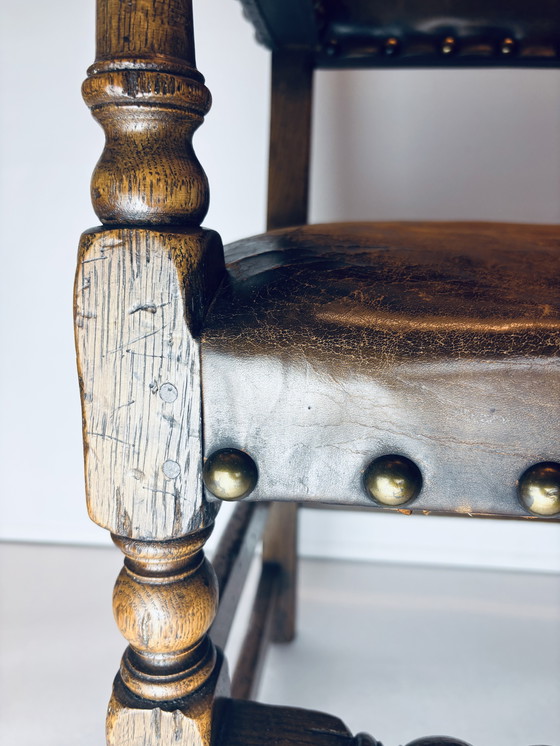 Image 1 of 🪑 Vintage eikenhouten armstoel met origineel leren bekleding (1920–1950)