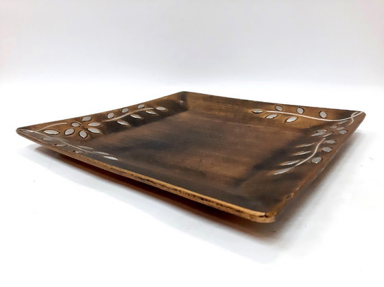 Image 1 of Plato cuadrado de madera de acacia, fuente para servir con adornos florales en tono plateado.