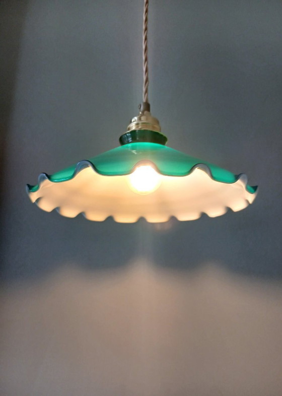 Image 1 of vintage groene opaline glazen hanglamp. Antieke plafondlamp in diep-groene kleur. 