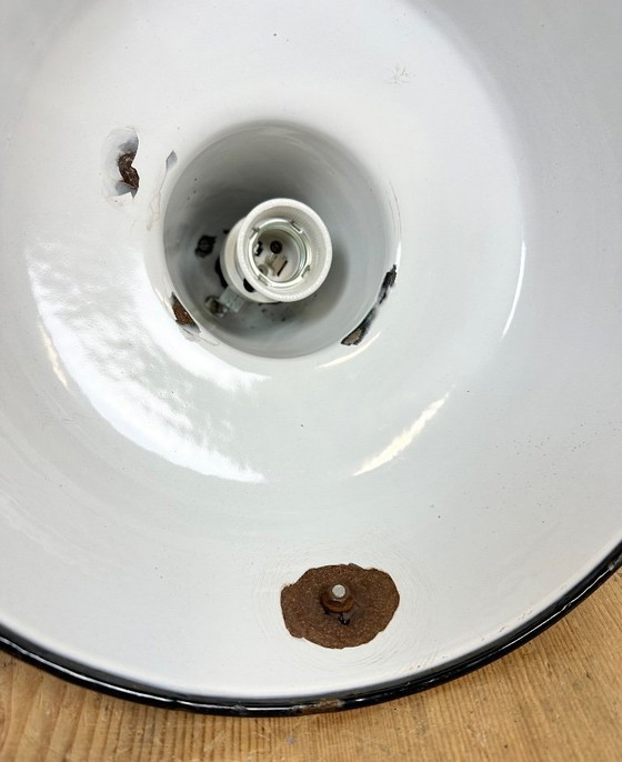 Image 1 of Industrielle Fabriklampe aus schwarzem Emaille mit gusseisernem Aufsatz, 1960er Jahre