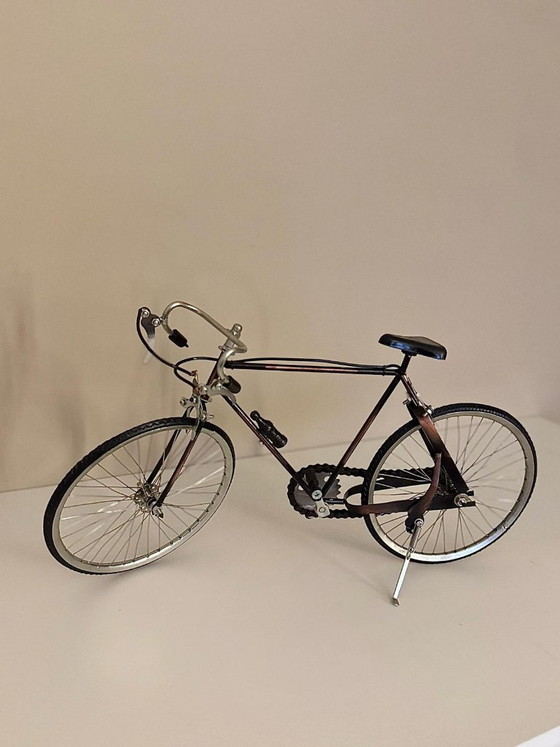Metalen vintage fietsdecoratie – miniatuur racefiets met werkend trapmechanisme – 40 cm – Decoratieve objecten (photo 4 of 6)