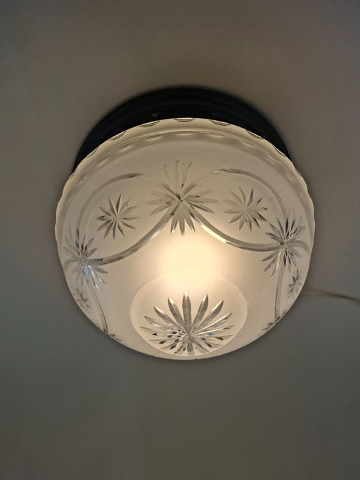 Magnifique plafonnier Art déco en verre dépoli et taillé.