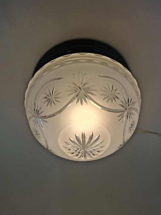 Image 1 of Wunderschöne Art-Deco-Deckenleuchte aus mattiertem und geschliffenem Glas.