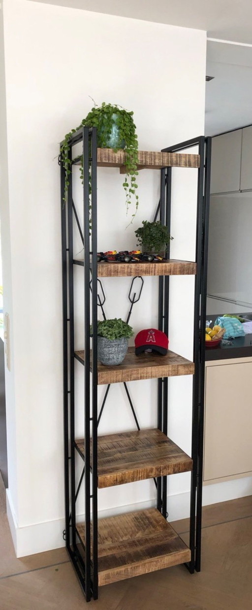 Meuble industriel noir avec étagères en bois de manguier