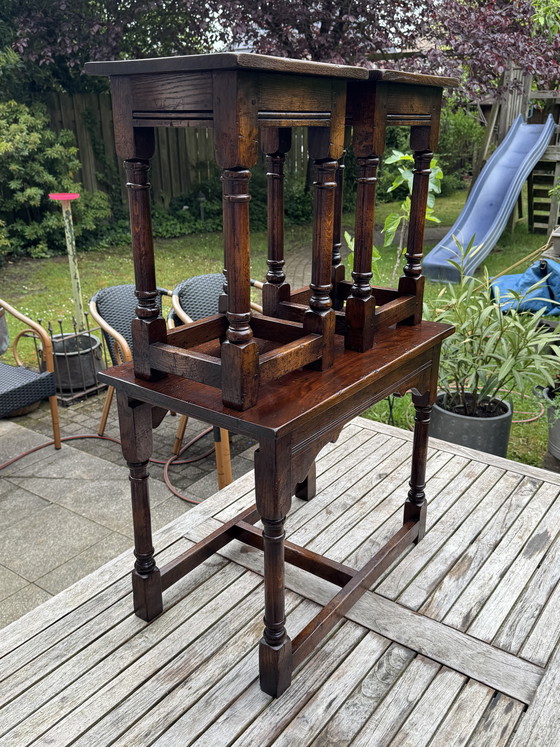 Image 1 of Tables gigognes anciennes en chêne | Style TITCHMARSH & GOODWIN | Chêne jacobéen | Années 1920