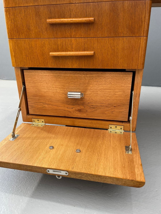 Image 1 of Bureau Bauhaus en noyer avec plateau rouge - Vintage Mid Century Design