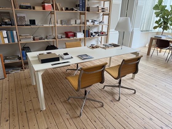 Image 1 of Set: 1x Bulo H2O Bureautafel met 4x Eames EA102 Herman Miller