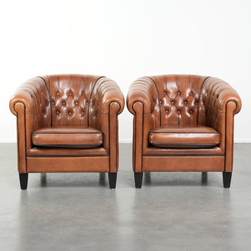 2 Chesterfield-Clubsessel im englischen Stil mit Schaffellbezug in gutem Zustand