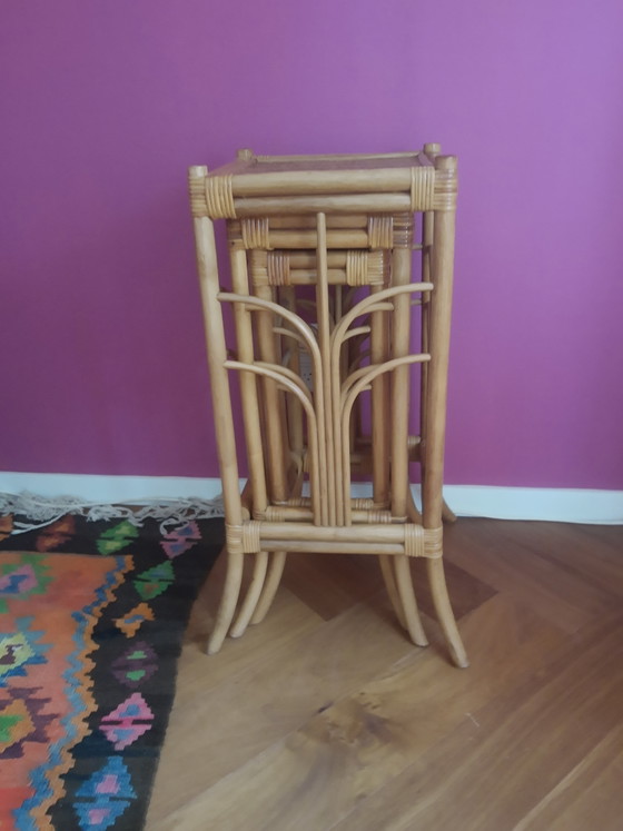 Splendido set vintage italiano anni '70 di 3 tavolini laterali in rattan e bambù, tavolini per piante e (photo 5 of 9)