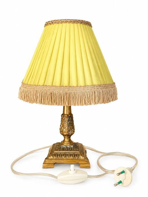Antike Tischlampe mit fein gearbeitetem Messingsockel. Keine Mängel und funktionstüchtig, Glühbirne inklusive