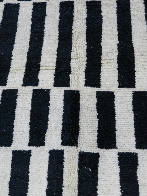Image 1 of Tapis artisanal blanc-noir fait main 250cmx150cm 