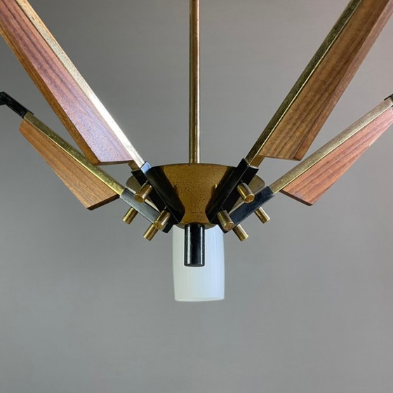 Image 1 of Vintage Italiaanse vijf-lichts kroonluchter uit 1950 in messing, hout en opaline glazen lampenkappen.
