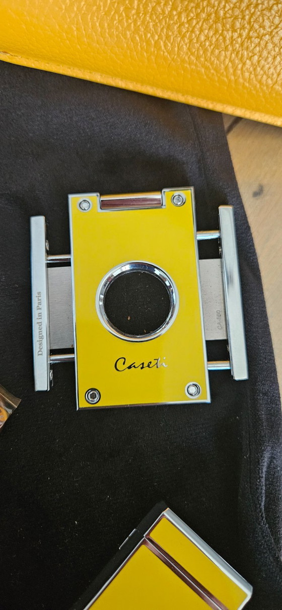 Image 1 of Handgefertigter Aschenbecher aus Eichenholz mit Epoxidharz – Individueller Zigarrenaschenbecher – Geschenkidee für die Ferrari-M