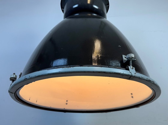 Image 1 of Grande lampada industriale in smalto nero con copertura in vetro trasparente di Elektrosvit