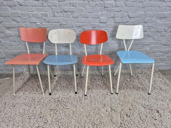 Image 1 of Sedie industriali giocose in compensato dai colori misti, set di quattro – Paesi Bassi, anni '50-'60