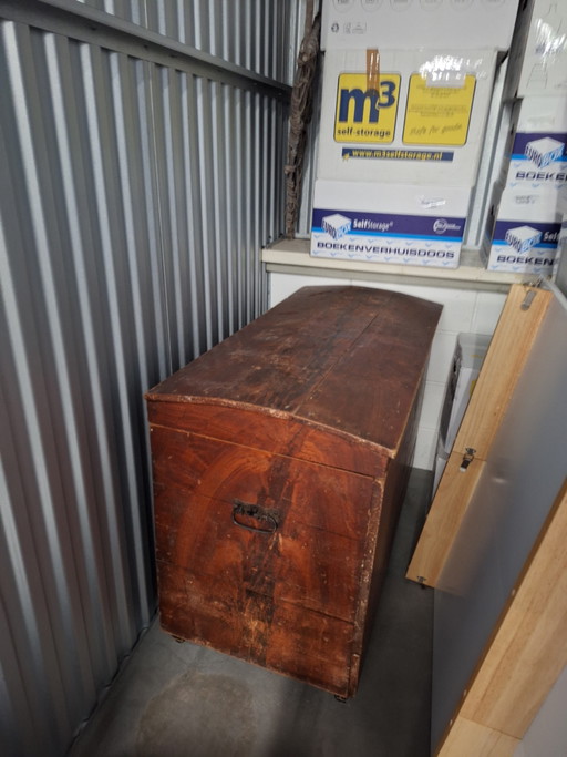 Beautiful antique blanket chest, storage space