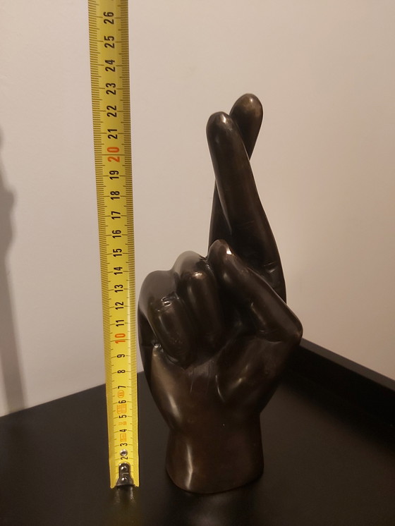 Image 1 of Mano con dita incrociate. Buona fortuna