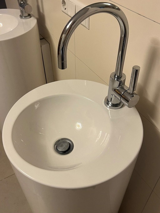2 lavabos Alape blancos de 40 cm con grifería monomando Dornbracht Tara.