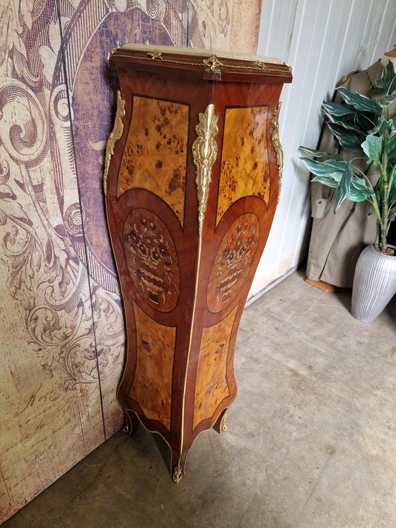 Image 1 of Klassieke zuil, plantentafel, piedestal, wortelfineer en marmeren blad en missing versieringen afm. 30x30cm en 126cm hoog.