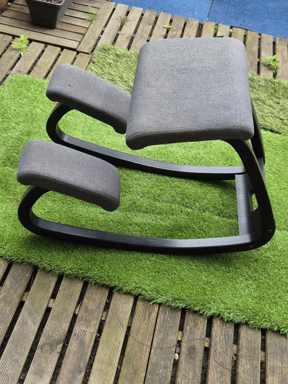 Image 1 of Chaise à genoux Varier, chaise ergonomique grise et noire