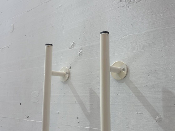 2x Minimalistische wandkapstokken van crèmekleurig metaal – Metal (photo 9 of 10)