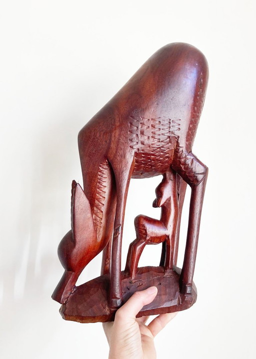 Groot houten vintage beeld - antilope met kalf. Retro hert / ree / gazelle