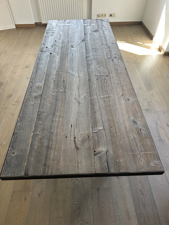 Image 1 of Piano del tavolo in legno grezzo canadese, fissato su una struttura in acciaio