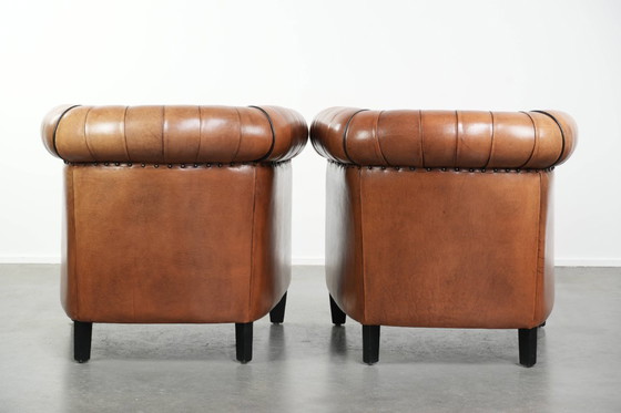 Image 1 of 2 Chesterfield-Clubsessel im englischen Stil mit Schaffellbezug in gutem Zustand