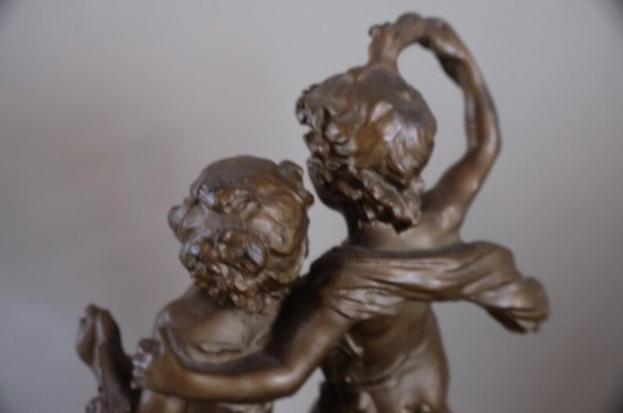 Una estatua dorada/cobriza de un niño y una niña jóvenes enamorados. – Esculturas, Metal (photo 5 of 19)