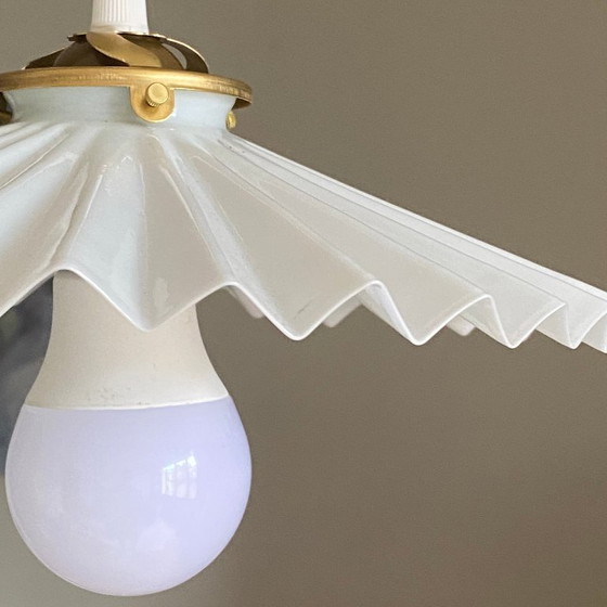 Image 1 of Lámpara colgante antigua con pantalla de cristal opalino blanco plisado