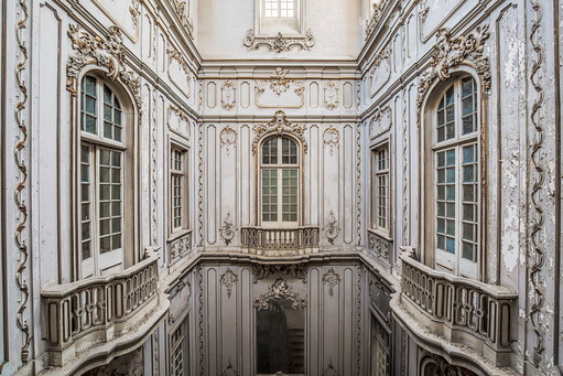 - Palacio abandonado